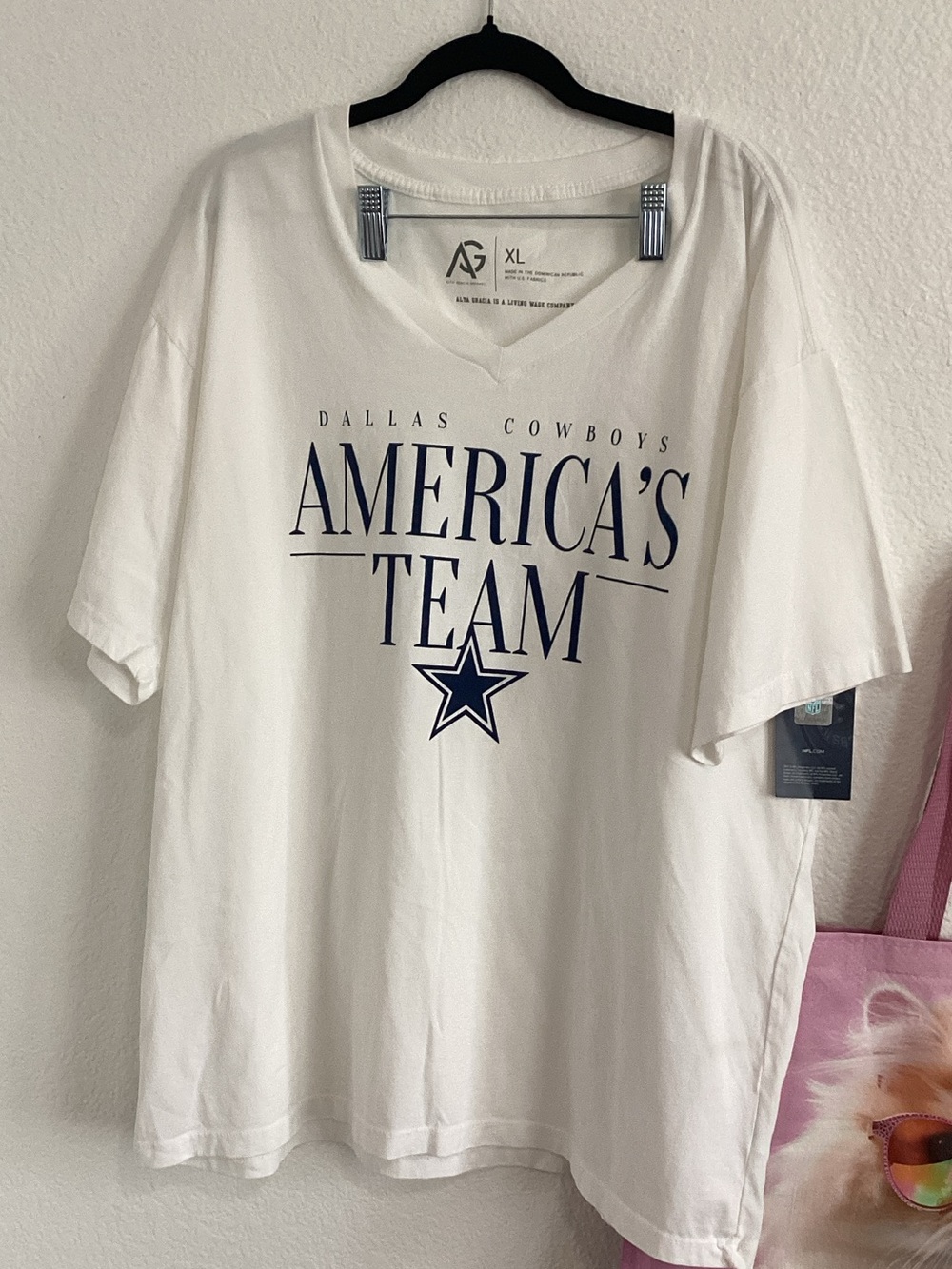 Dallas Cowboys "America's Team" White Graphic V-Neck Tee - XL